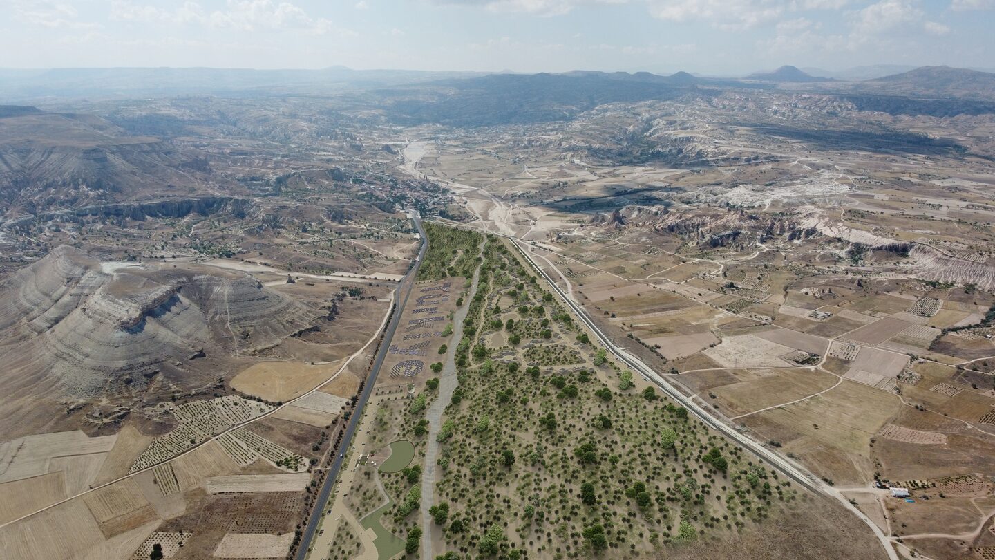 Vadi Kapadokya proje koridoru ve ana yol cephesinin havadan görünümü.